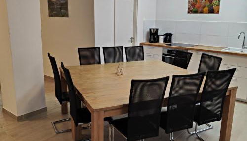 Eleonoras Ferienwohnung in Würzburg Stadt mit Terrasse und eigenen Parkplätzen vor der Tür, für große Gruppen bis zu 13 Personen geeignet - Foto 2