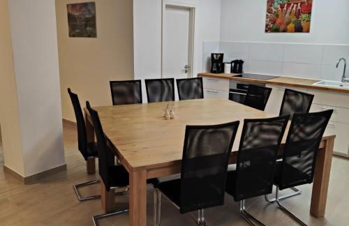 Eleonoras Ferienwohnung in Würzburg Stadt mit Terrasse und eigenen Parkplätzen vor der Tür, für große Gruppen bis zu 13 Personen geeignet - Foto 2