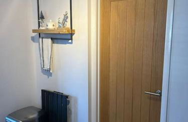 Unique one bedroom guest house with free parking - Photo 10