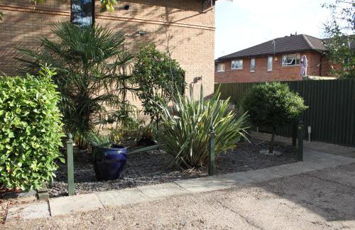 Superb Comfy 2 Bed House, Responsive & Caring Hosts Free WiFi & Parking, Close to MK Centre, Train Station, Santander, Network Rail by Webbhill Stays - Foto 36