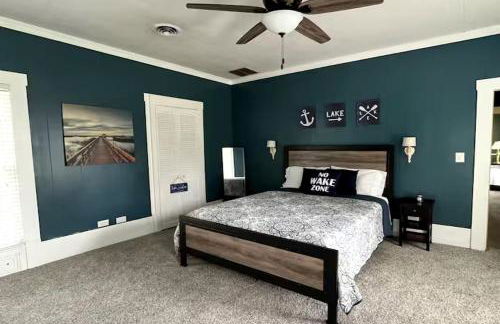 Classic Lakeside Estate Stay with Cozy Living Spaces & Outdoor Adventures in Kuttawa, Kentucky - Foto 3