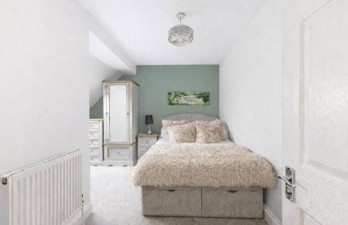 Loughton House - Central Location - Driveway Parking, Self-Check-In, Garden, Super-Fast Wifi and Smart TVs by Yoko Property - Foto 14