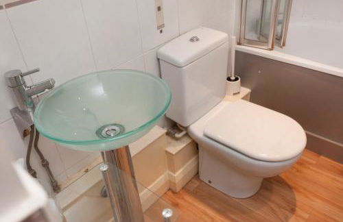 Lace Market Apartments - City Centre - 4 Beds Apartment with 2 Bathrooms and full Kitchen in George Street - close to Victoria Centre Shopping Centre - Parking for Cars & Vans from Five Pounds a Day - Sunday 1pm Check-out - Foto 33