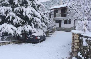 Theisoa.Old Little house in the garden . Andritsaina. - Foto 5