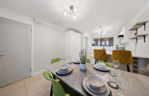 Long-short-stay Medway home with parking, WiFi &pool table - Foto 30