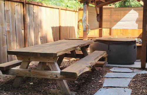 Knotty Shack- Unique Tiny Log Cabin with Hot Tub - Foto 10