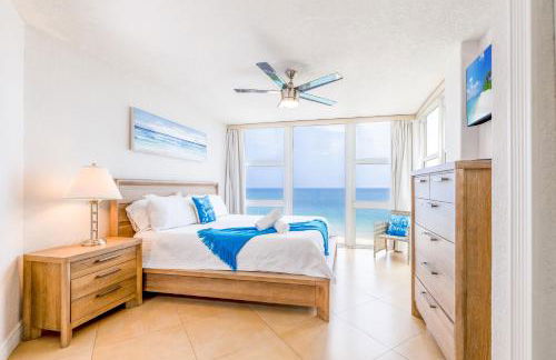Stylish Beachfront Condo with Balcony & Ocean View - Foto 8