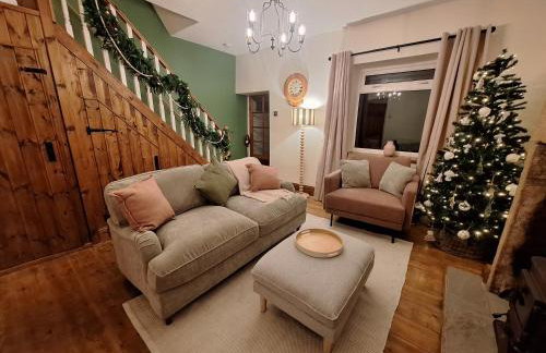 Grinlow Cottage - Photo 1