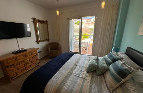 VILLA BLOSSOM in the beautiful area of Puerto Santiago Tenerife with 5 bedrooms for up to 10 guests private swimming pool and many other activities to entertain the family Secure parking for 2 cars and disabled access throughout - Foto 55