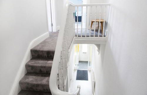 4 Bedrooms Spacious House With 2 Bathrooms Free Parking - sleeps up to 10 guests - Foto 58