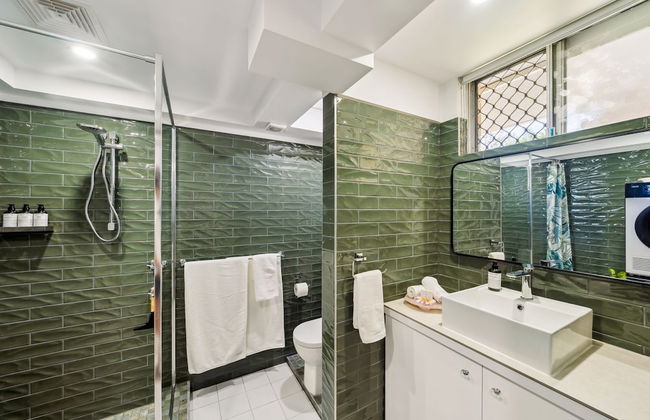 Beachfront Burleigh Getaway - Photo 7