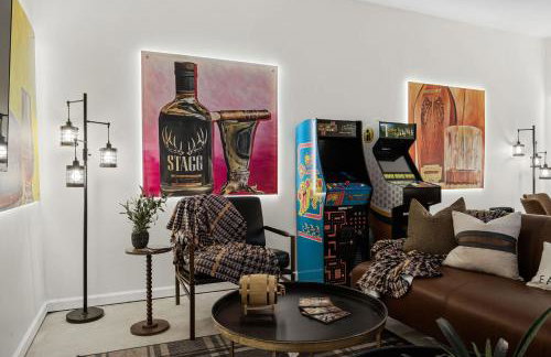 Bourbon-themed home w arcade & hot tub for groups - Foto 24