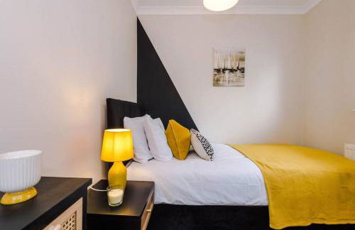 Cheerful 3 bedroom home with parking near Chester - Photo 14