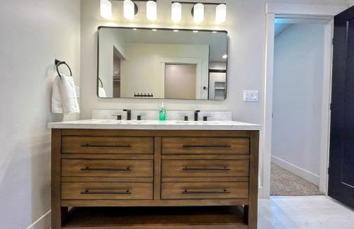 Alpine Escape Luxury Retreat, Hot Tub, Walkable, Mountain Views, 3 King Beds - Foto 28