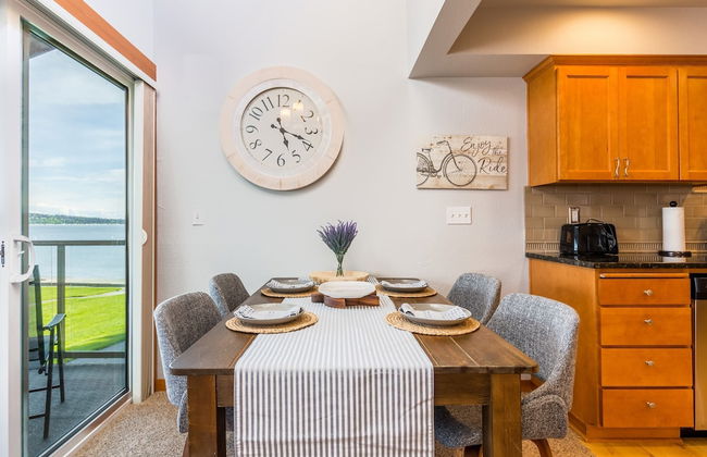 Coastal Chic Beach Condo by Avantstay Balcony - Photo 26