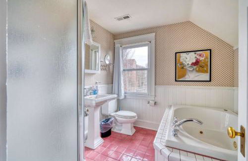 Alphabet District Gem - AC - Patio - Fast WiFi - Foto 22