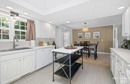 Creekside Oasis - 5BR Retreat with Pool & Hot Tub - Foto 2