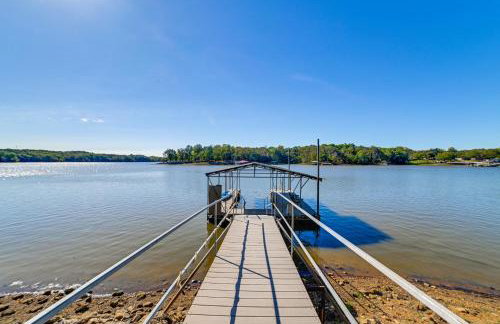 Spacious Kentucky Lake Escape with Dock and Views - Foto 1