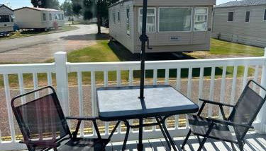 Your Seaside Escape at St Osyth Modern caravan with decking and wifi and parking Nr to Clacton on Sea - Foto 2