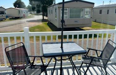 Your Seaside Escape at St Osyth Modern caravan with decking and wifi and parking Nr to Clacton on Sea - Foto 2