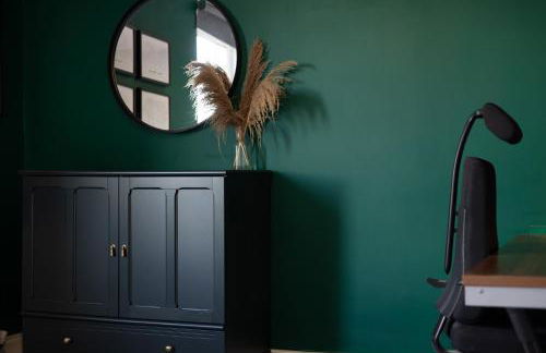 Extravagant 6 Bed Victorian Townhouse with Hot Tub - Photo 54