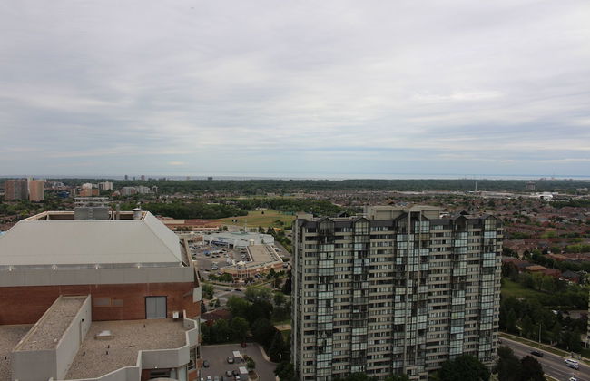 Lake View Luxury Condo by Elite Suites - Photo 23