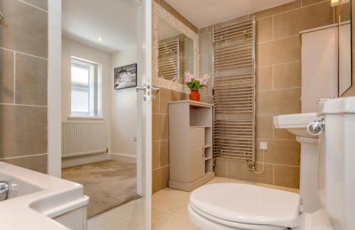 Luxe Detached 3 Bed Luxe House on Exclusive Private Estate Close to Coast Free Hot Tub Sleeps 6 Private Parking for 2 Cars - Photo 16