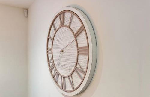 Modern 3 Bedroom Home - Free Driveway Parking - 6 Guests - Upstairs Bathroom and Downstairs WC - Foto 9