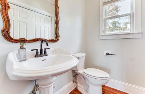 Summerville Historic Bungalow with Hot Tub - Foto 10