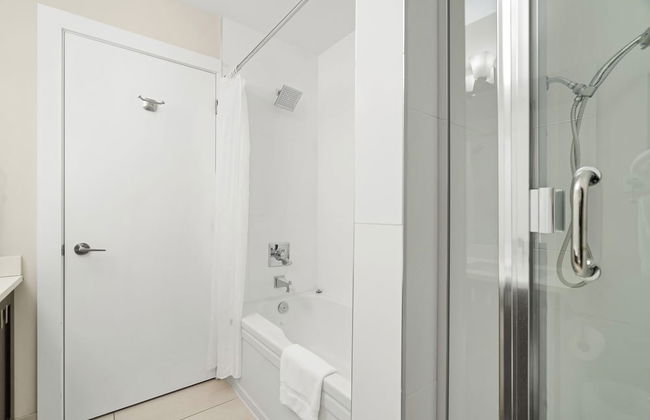 Rooftop Paradise Luxe 2BR Lake Views - Photo 49