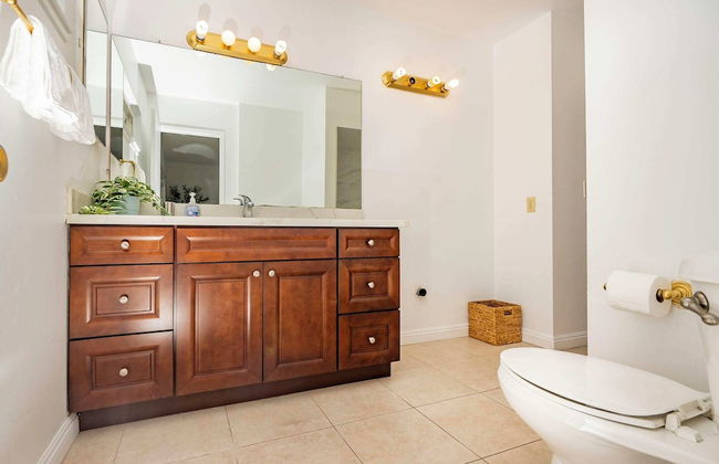 Serene Retreat & Modern Comforts in Rowland Heights - Foto 35