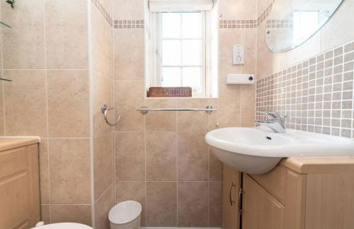 Gorgeous 4 BR House Near Station mins to London - Pass the Keys - Foto 41