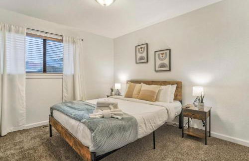 3BR with Patio and Fire pit near Hiking & Downtown - Foto 29