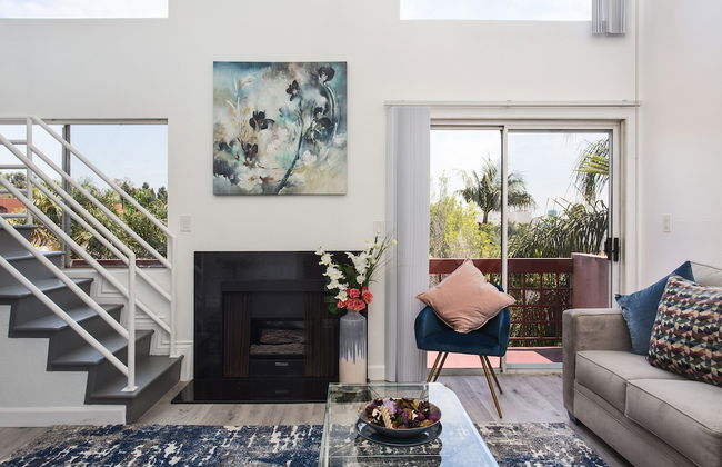 Extravagant Hollywood Cosmo Suites - Photo 1