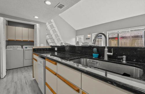 NEW King with Loft Beach Near Gulf - Foto 7