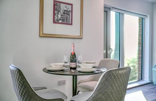 2-BR Near Salford Royal - City & Town Centre View - 1 Minute to Train & Tram Station - Sleeps 6 - Foto 73