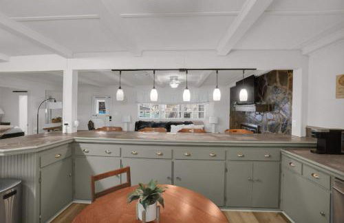 Lakefront Cabin with Private Dock - Foto 12