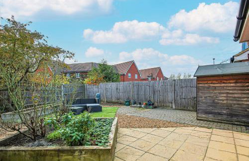 Middleton House with Free Parking, Fast-Wifi, SmartTV and Garden by Yoko Property - Photo 23