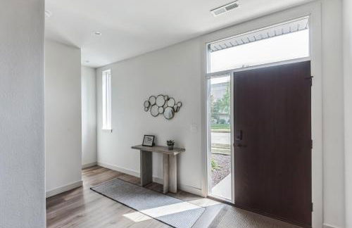 New Modern Townhome With Rooftop Patio 2 Bedroom Townhouse by RedAwning - Photo 41