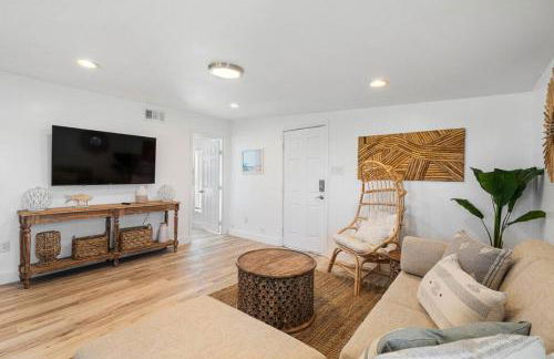 Beach Bungalow with Gorgeous Deck, Close to Beach - Foto 16