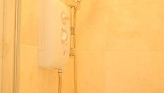 3 Bedroom House by Brookland Stays Serviced Accommodation Short Lets Leeds - Foto 5, Shower