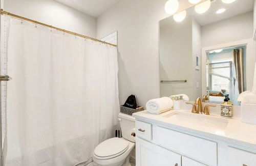 Private Home with Rooftop Game Room near Downtown - Foto 27