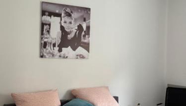 Erdgeschoss-Wohnung mit 2 Schlafzimmern, Balkon und Parkplatz - Foto 5