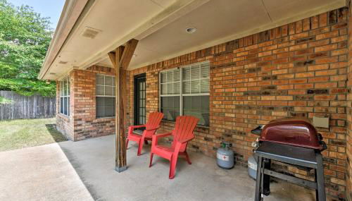 Cozy College Station Home with Patio and Fireplace - Foto 3