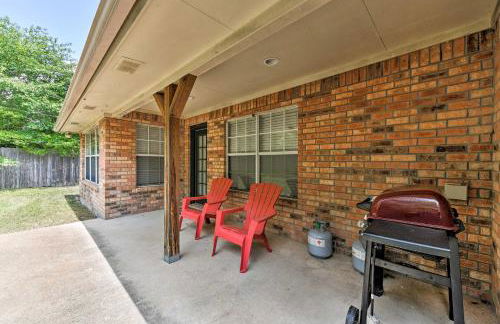 Cozy College Station Home with Patio and Fireplace - Foto 3