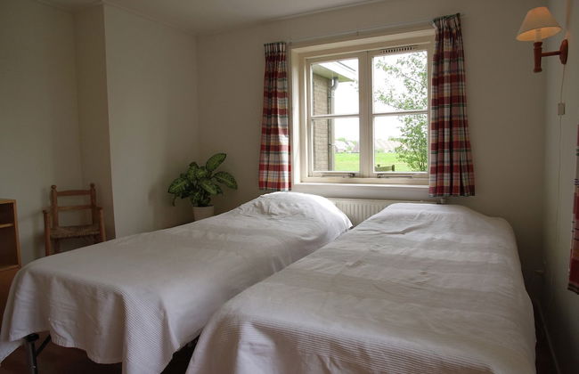 Holiday Home in Friesland Near Lake Nederhorst - Photo 2