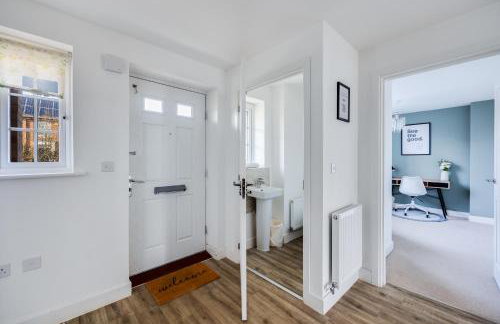 Stunning Detached House with Driveway Parking, Office Room, Self-Check-In, Fast WiFi and Smart TV with Sky and Netflix by Yoko Property - Photo 41