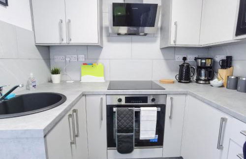 4 Bedroom 4 Bathroom Contractor House with Secure Locks on Each Bedroom Managed by Your Lettings Short Lets & Serviced Accommodation Peterborough including FREE Parking and WiFi - Foto 39