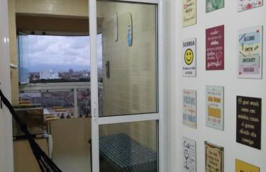 Prédio com piscina na cobertura frente ao mar,apartamento para até 6 pessoas e 3 crianças até 8 anos, churrasqueira na sacada, Wi-Fi grátis, rede de proteção, NÃO oferecemos roupas de cama e banho, 1 vaga de garagem, na Praia Grande-Vila Mirim - Foto 16