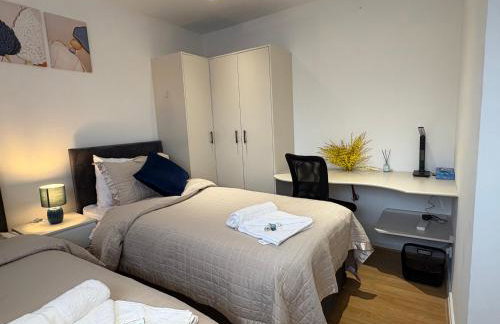 Modern & Spacious 3BR House Bracknell - Berkshire - Photo 52